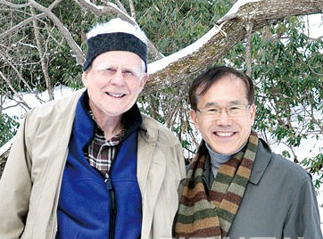 ▲ 2011년 미국 노스캐롤라이나에 사시는 도성래 선교사님을 찾아뵈었다. 아직도 아프리카에 다니신다고 한다. 오래 전 의과대학생에게 하신 말씀을 깊이 새기고 살았다고 말씀드렸더니 감격해 하셨다.